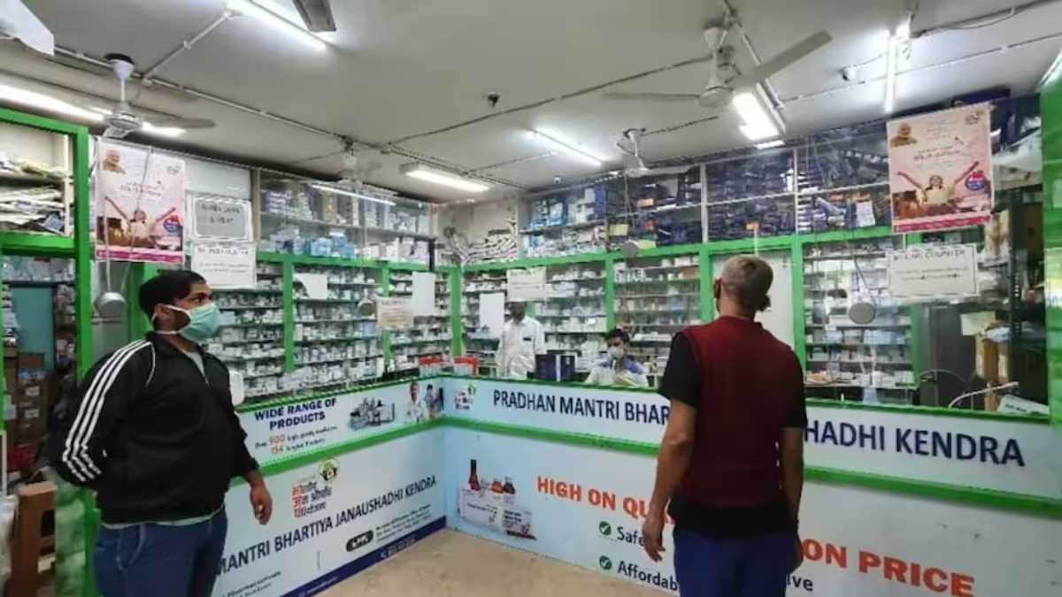 आम जनता के लिए वरदान बना जन औषधि केंद्र, कम कीमत पर खरीद पा रहे दवाएं